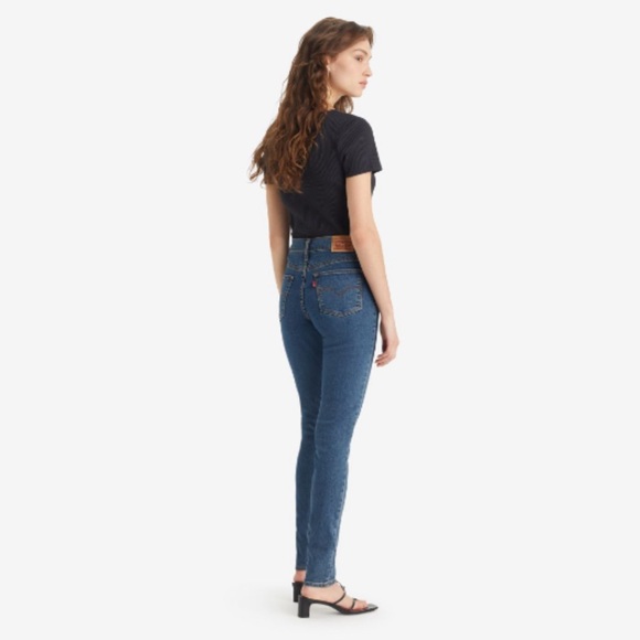 Levi’s Mid Rise Skinny Jeans Dark Wash - Picture 2 of 5